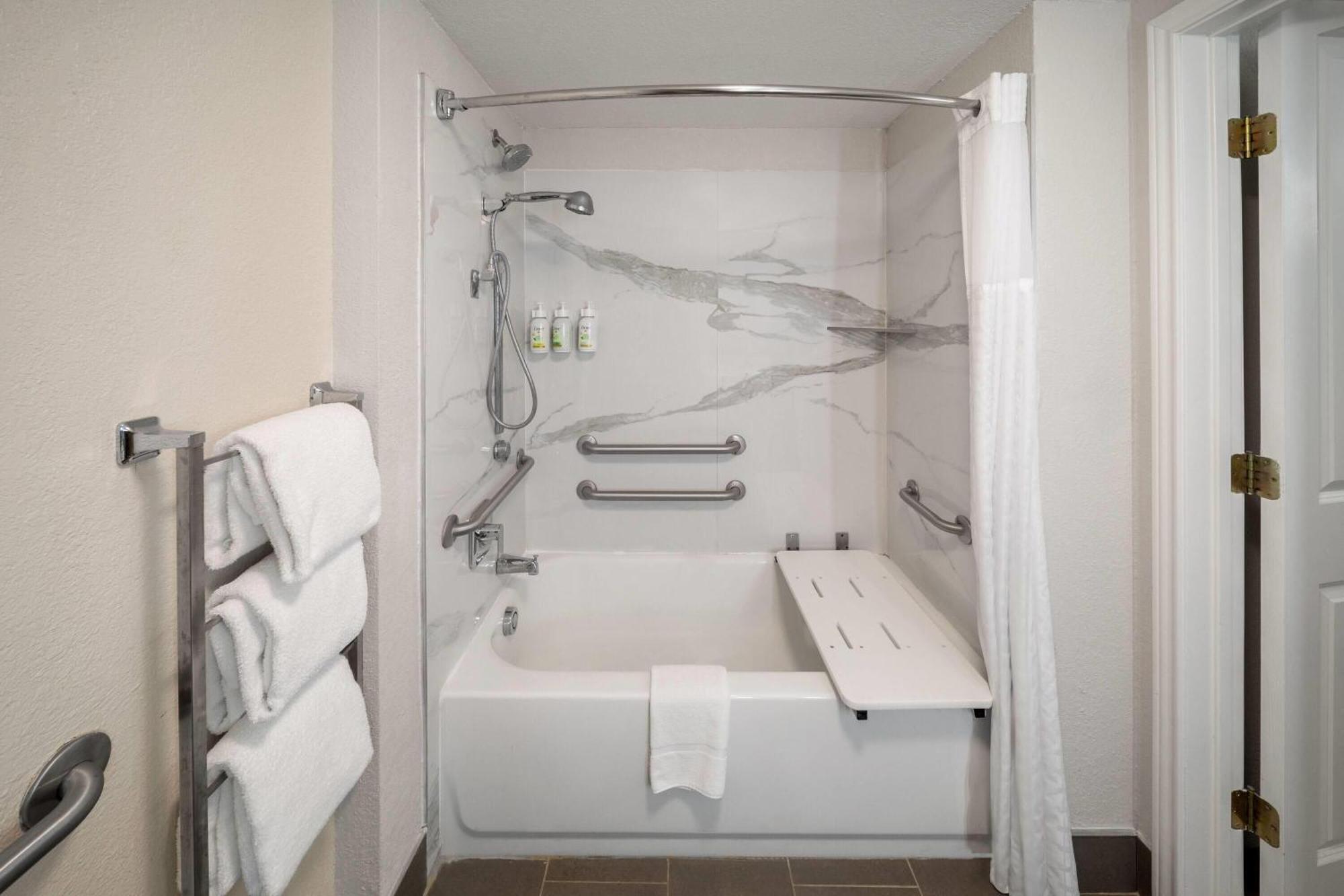 King Room Bath Tub Mobility or Hearing Accessible Non-Smoking