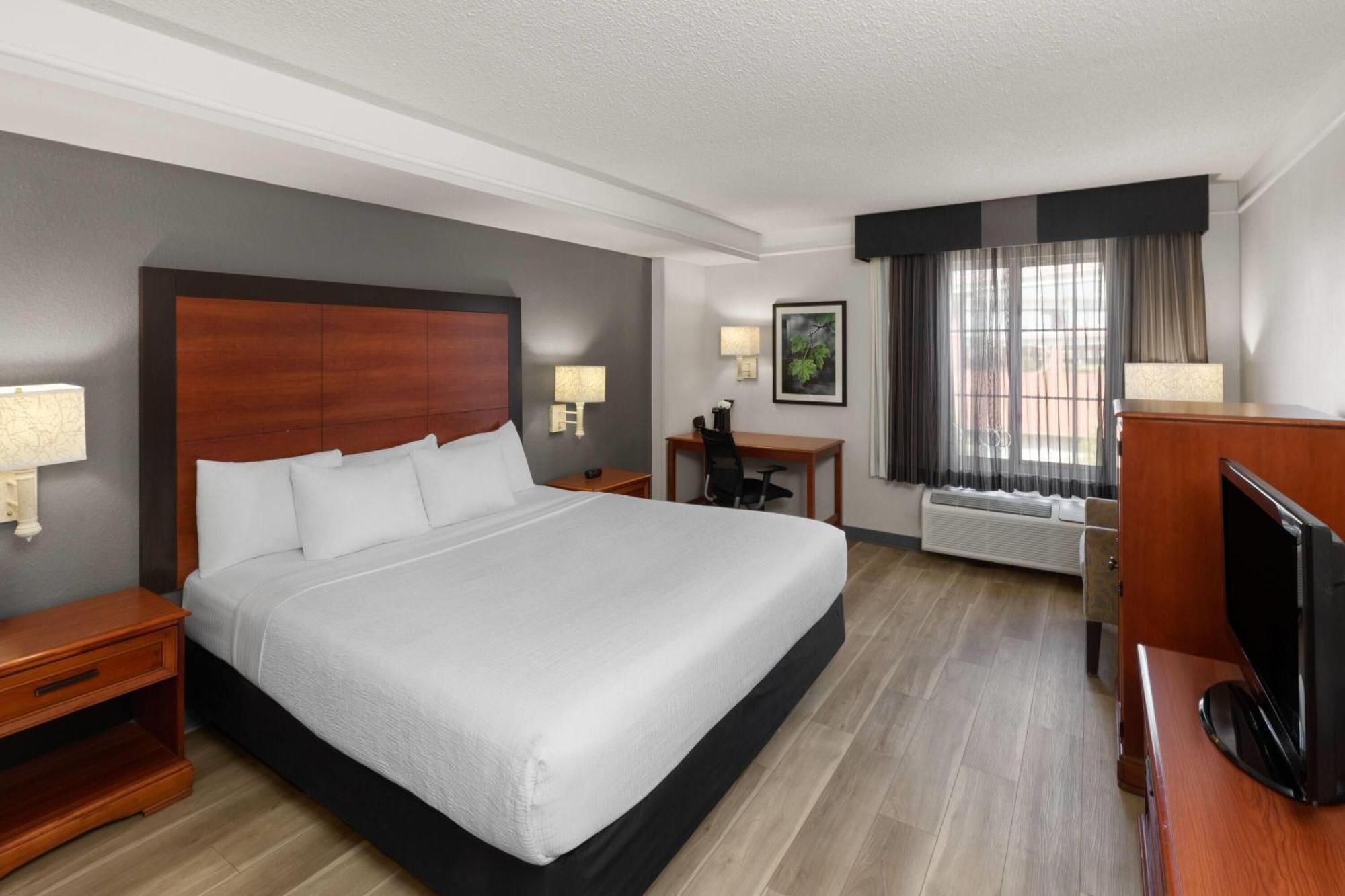 King Room with Bath Tub - Mobility/Hearing Accessible - Non-Smoking,1730065324:JPEG